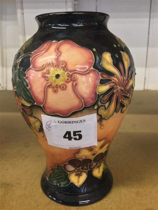 Moorcroft vase(-)